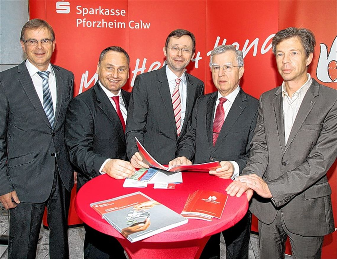 Erfreut über die gute Resonanz auf die Anlegermesse S-Invest (v. li.): Vorstandsmitglied Sieghardt Bucher, Abteilungsdirektor Stefan Saile, Deka-Bank-Chefvolkswirt Ulrich Kater, Vorstandsmitglied Hans-Heiner Bouley und Moderator Uwe Bettendorf.Foto: Meyer