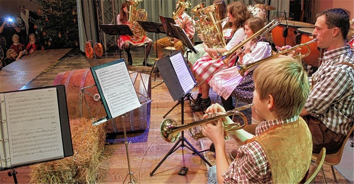 Erfrischend anders begeistern die „Wirtshaus-Brasser“ das Publikum der Jugendweihnachtsfeier, das den jungen Musikern in Lederhose und Dirndl glatt eine Zugabe abverlangt. Fotos: Zachmann
