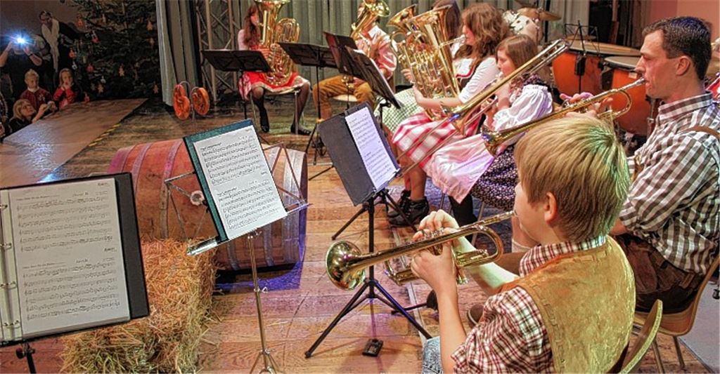 Erfrischend anders begeistern die „Wirtshaus-Brasser“ das Publikum der Jugendweihnachtsfeier, das den jungen Musikern in Lederhose und Dirndl glatt eine Zugabe abverlangt. Fotos: Zachmann