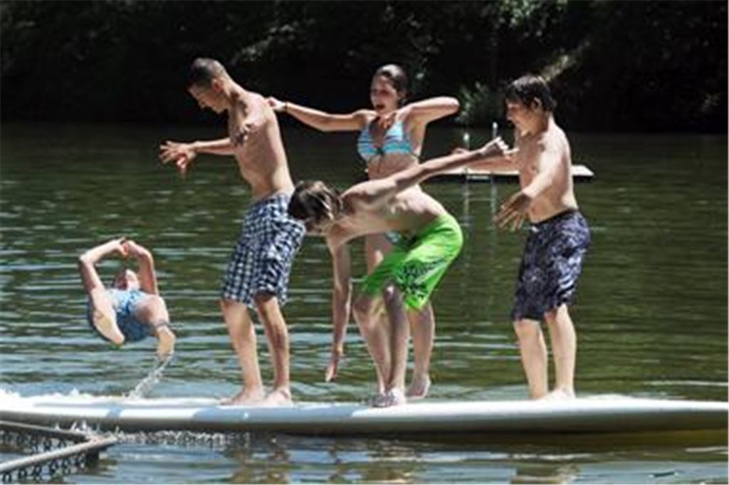 Erfrischung wird im Naturfreibad Tiefer See in Maulbronn gesucht und gefunden.