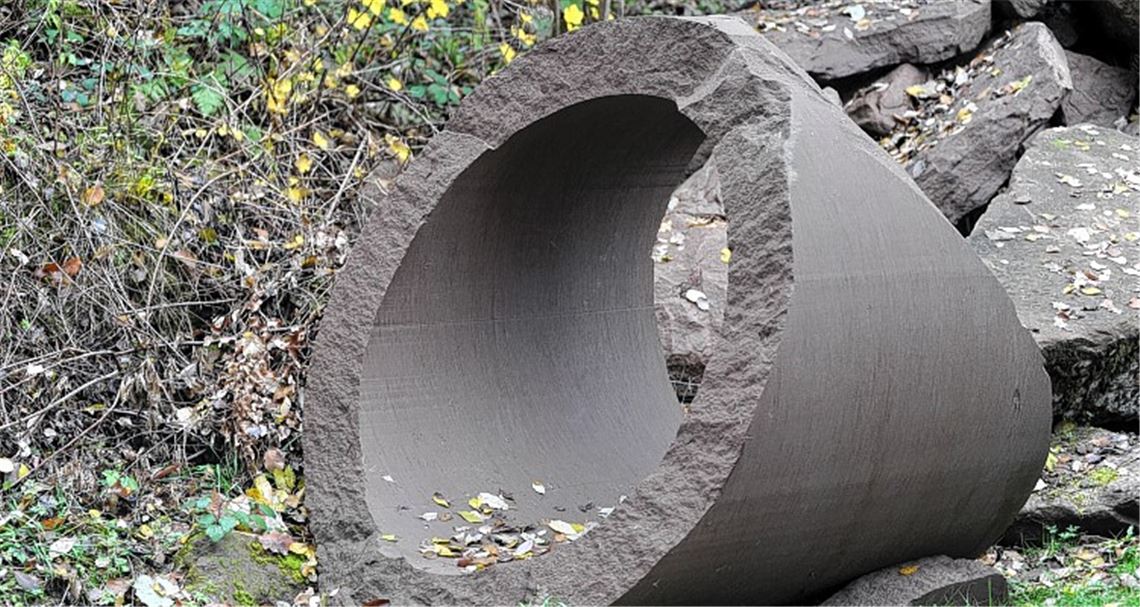 Erhabene Kunst in profaner Umgebung: Diese Sandsteinröhre eines bekannten Künstlers fristet ihr Dasein derzeit wenig beachtet in einer Ecke des Maulbronner Bauhofs. 