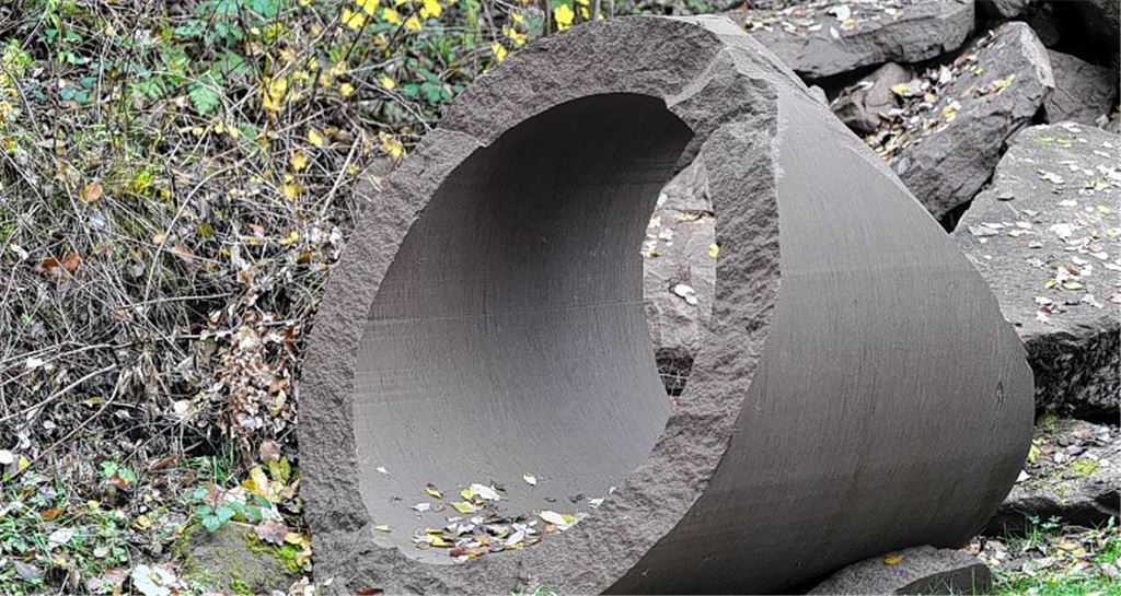 Erhabene Kunst in profaner Umgebung: Diese Sandsteinröhre eines bekannten Künstlers fristet ihr Dasein derzeit wenig beachtet in einer Ecke des Maulbronner Bauhofs. 