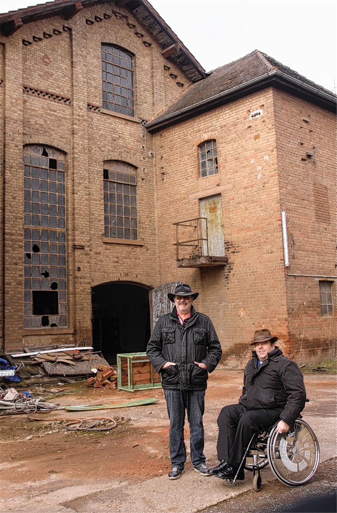 Erhalten statt abreißen: Frank Veit (li.) und Alexander Lang wollen das alte Werkstattgebäude auf dem Ziegeleigelände erhalten und dort eine Gastronomie und eine Kleinkunstbühne etablieren.