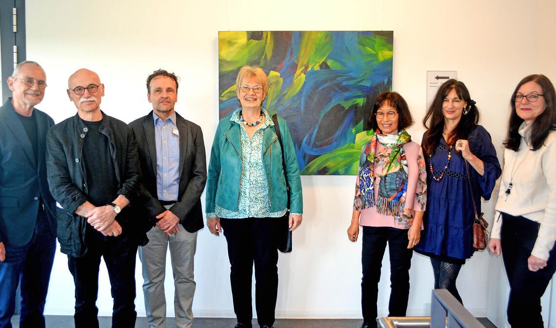Flure verwandeln sich in Kunstgalerie Erhard Neukamm (v.li.), Wilfried Gebhard, Thomas Schopp, Angelika Mollner, Chong-Im Neukamm, Dorothee Simons und Angela Adam freuen sich auch viele Besucher. Fotos: Stahlfeld