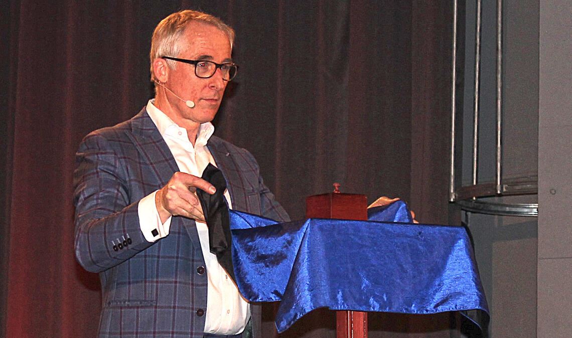 Realität kann jeder – zaubern nicht Erhebend: Christian de la Motte bringt einen Tisch zum Schweben. Foto: Gießler