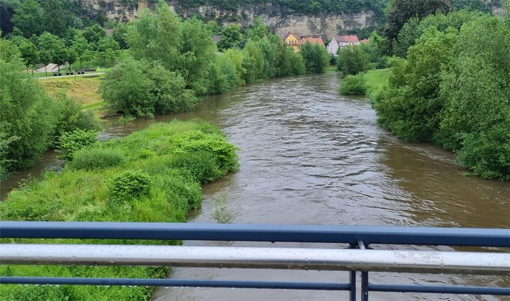 Erhöhter Pegel, aber noch weit entfernt von einem bedrohlichen Hochwasser: die Situation an der Enz in Mühlacker am Sonntag. Foto: Eier