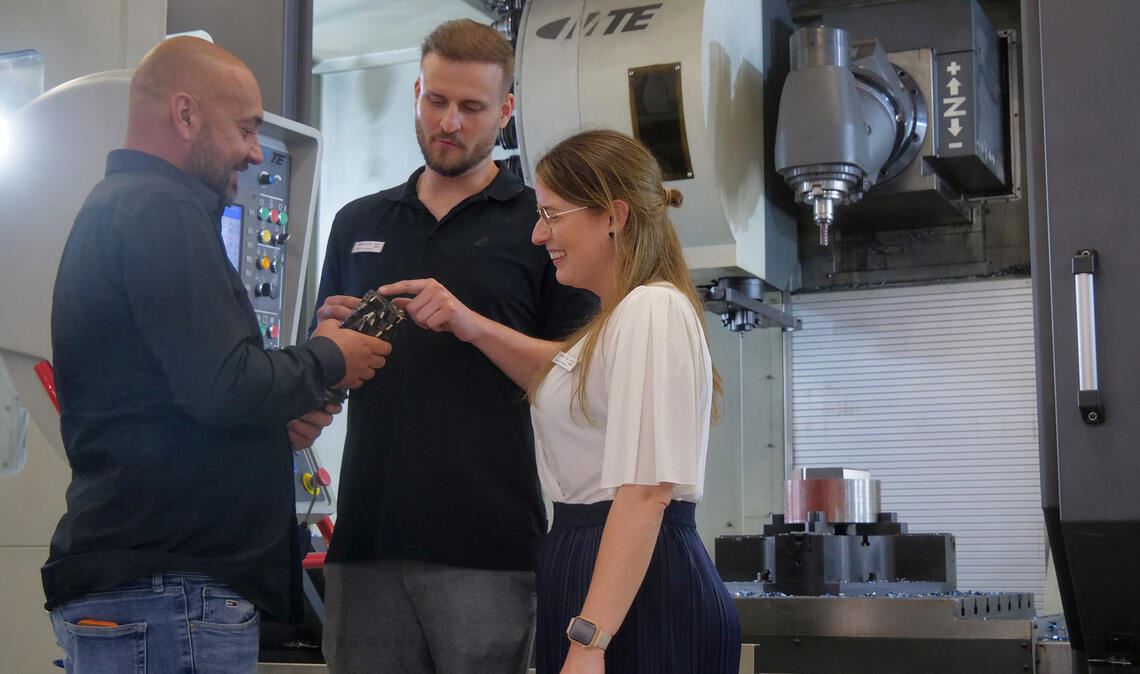 Eric Denner (v.li.), Fabian Heimberger und Angelina Werthwein bei den Techtagen im Austausch. Foto: Friedrich