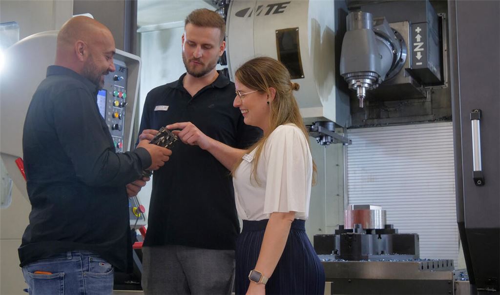 Eric Denner (v.li.), Fabian Heimberger und Angelina Werthwein bei den Techtagen im Austausch. Foto: Friedrich