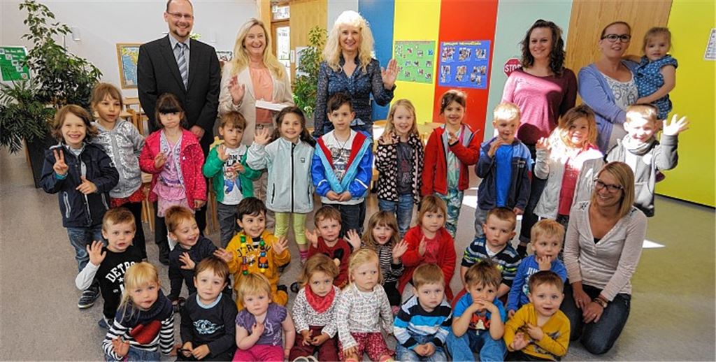 Eric Großmann und Roswitha Karst übergeben die Spende an Sonja Rieth (hinten v.li.) für den Kindergarten „Öläcker“. Foto: Fotomoment