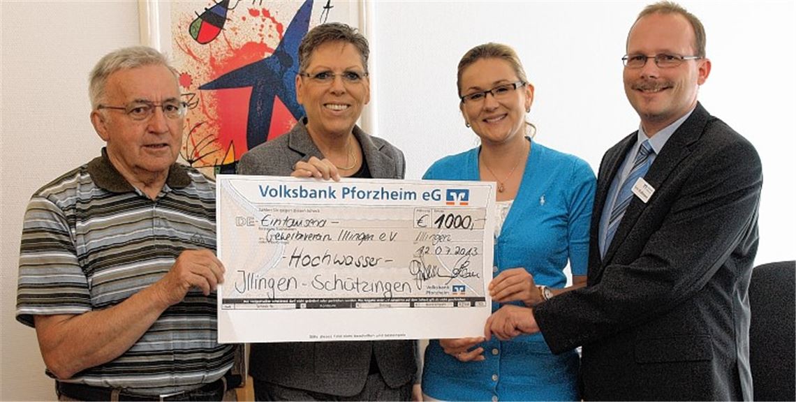 Eric Großmann (v.re.) und Nelli Schmidt von der Volksbank Pforzheim übergeben den Scheck an Brigitte Grausam und Hans Bauer. Foto: Appich