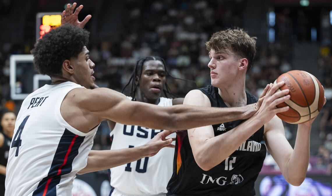 Eric Reibe (rechts) ist einer der deutschen Nachwuchsbasketballer, die an einem College in den USA spielen. (Archivbild)
