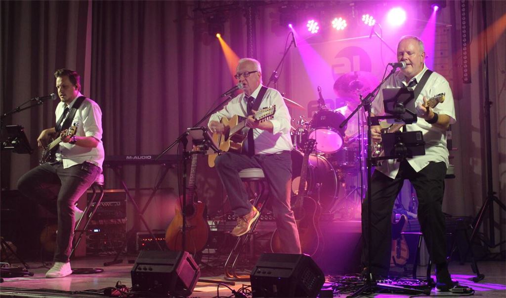 Erich Löschmann (v. re.), Reiner Müller und Tim Löschmann bilden gemeinsam mit Martin Peuthert (hinten) die Band For Life. Foto: Gießler