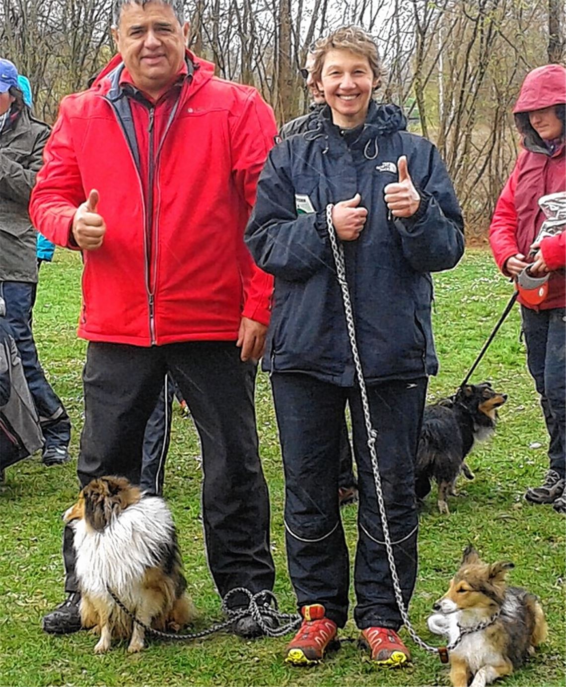 Erich Schlegel mit Cookie und Gunda Vogel mit Lücie. Die beiden Shetland Sheepdogs sind direkte Wurfgeschwister.