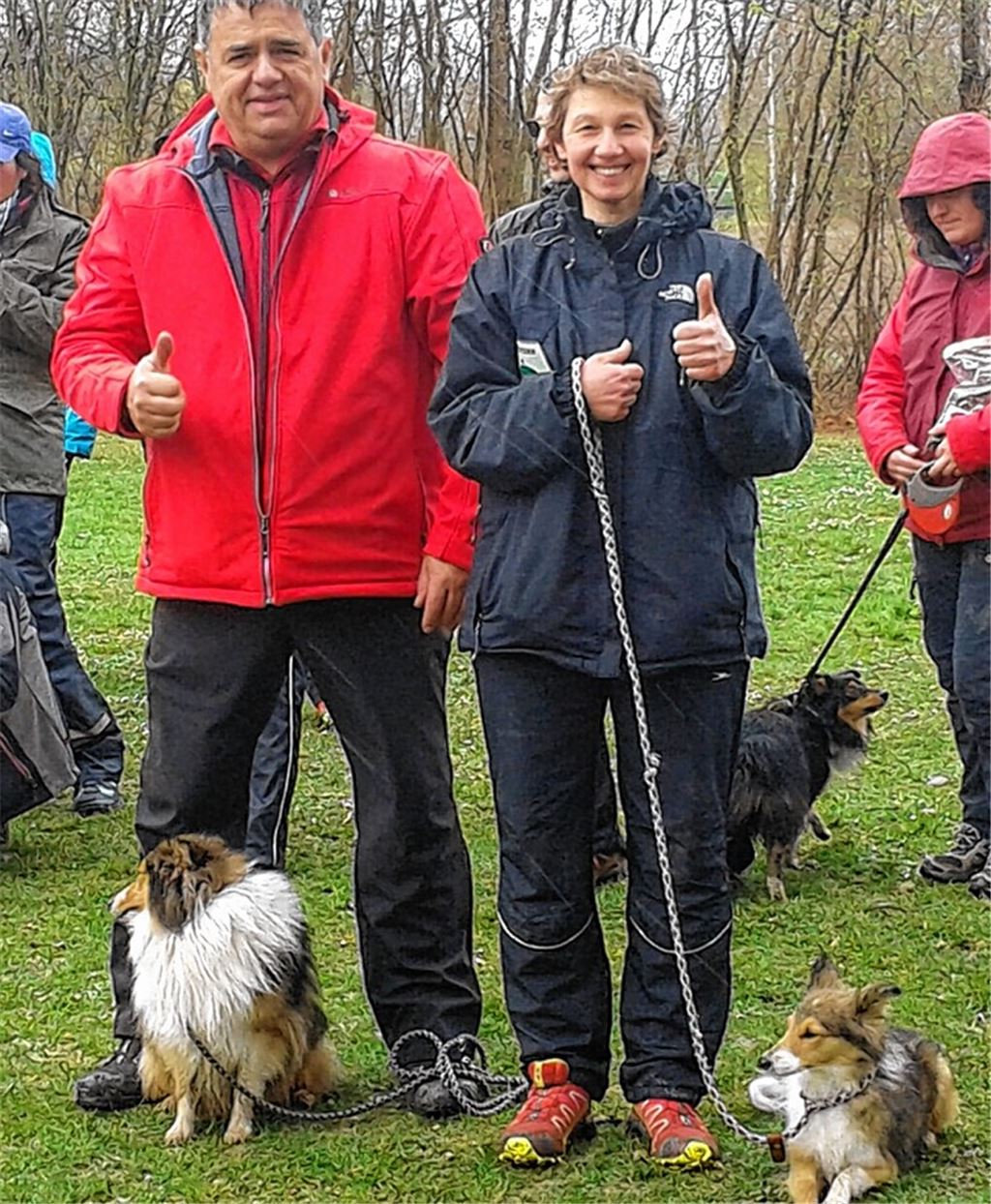 Erich Schlegel mit Cookie und Gunda Vogel mit Lücie. Die beiden Shetland Sheepdogs sind direkte Wurfgeschwister.