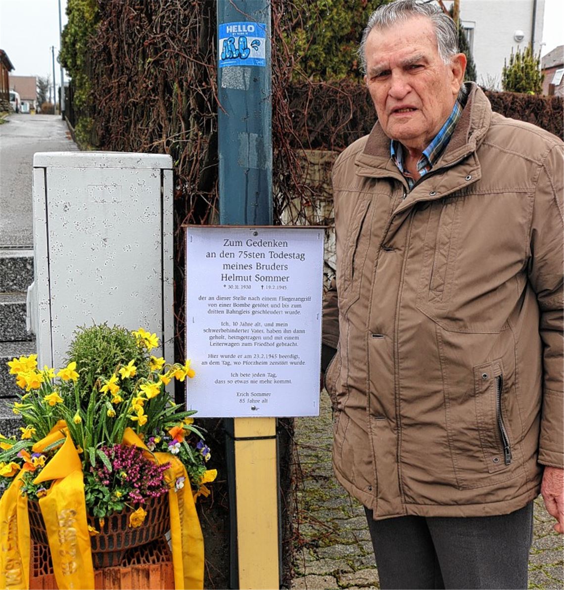 Erich Sommer an der Gedenkstätte zum Tod seines Bruders Helmut durch eine Fliegerbombe im Zweiten Weltkrieg. Foto: Sadler