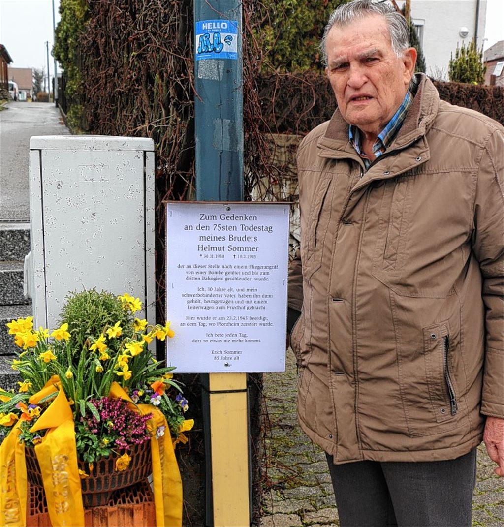 Erich Sommer an der Gedenkstätte zum Tod seines Bruders Helmut durch eine Fliegerbombe im Zweiten Weltkrieg. Foto: Sadler
