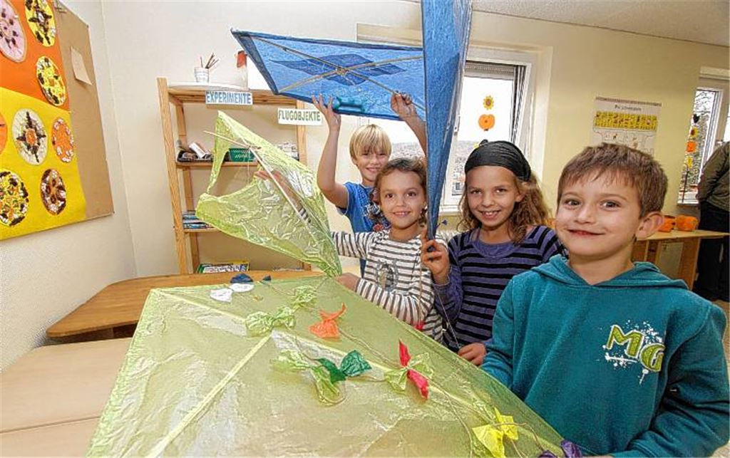 Erik, Julie, Carla und Sven präsentieren die Drachen, die sie in der neuen Betreuung für Kernzeitkinder in Schützingen gebastelt haben. Anfang November waren Gemeinderäte, Eltern und alle Interessierten eingeladen, sich ein Bild vom Angebot im Obergeschoss der Grundschule zu machen. Das Angebot selbst will der Rat nicht unbedingt infrage stellen, viele Gremiumsmitglieder fragen sich allerdings, wie es zustande gekommen ist. Archivfoto: Tilo Keller