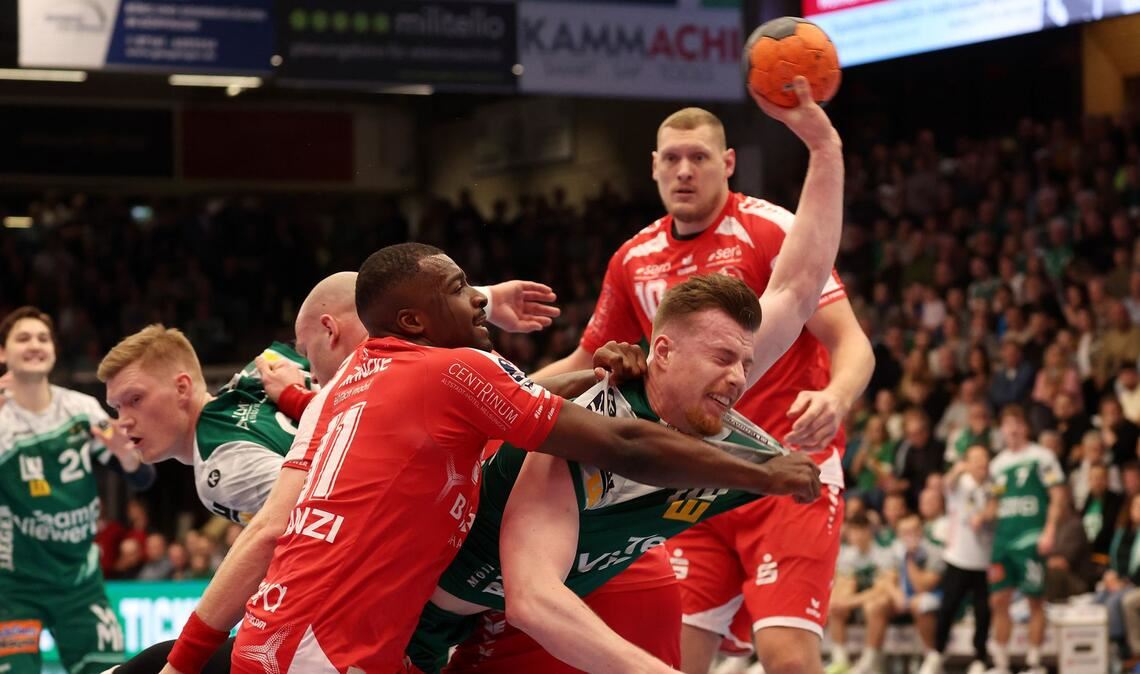 Erik Persson wird von der MT-Abwehr in die Zange genommen.