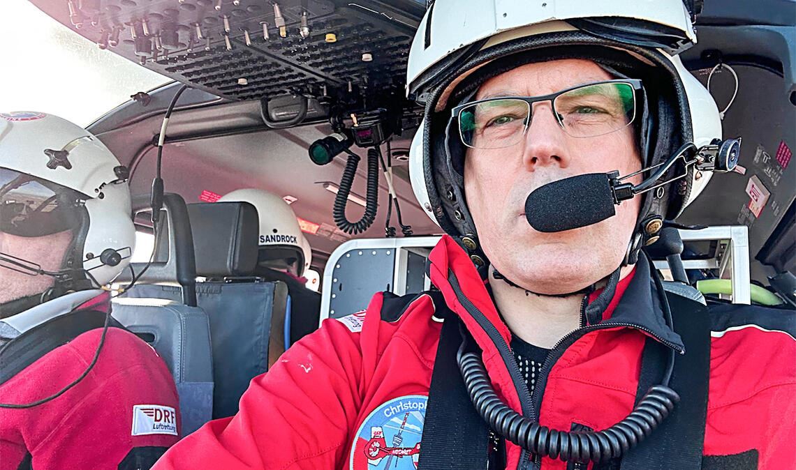 Erik Schweickert an Bord des Rettungshubschraubers. Foto: privat