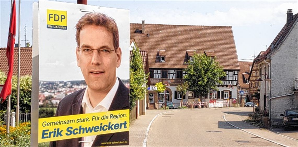 Erik Schweickert auf Schritt und Tritt: Der Liberale hat das Plakatekleben mit als einer der Ersten eröffnet, hängt an vielen Stellen in Wiernsheim wie hier an der Wurmberger Straße.