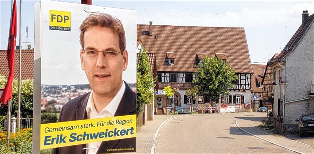 Erik Schweickert auf Schritt und Tritt: Der Liberale hat das Plakatekleben mit als einer der Ersten eröffnet, hängt an vielen Stellen in Wiernsheim wie hier an der Wurmberger Straße.
