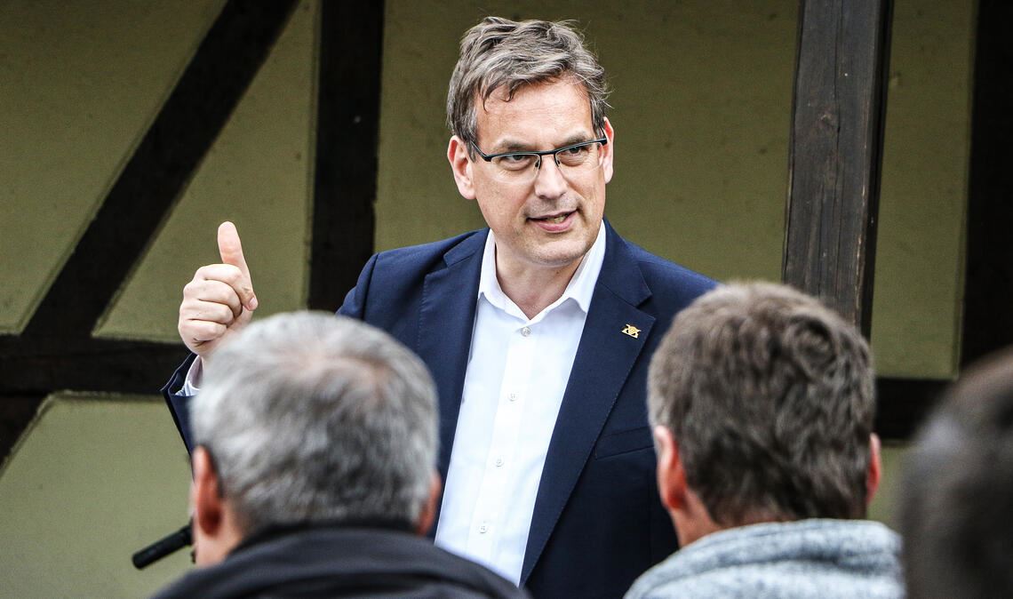Erik Schweickert im Mai 2023 bei einem Termin in Pinache, wo sich Widerstand gegen Windkraft-Pläne formiert. Foto: Archiv