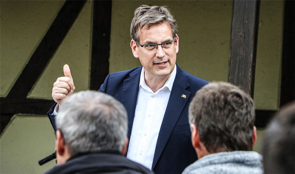 Erik Schweickert im Mai 2023 bei einem Termin in Pinache, wo sich Widerstand gegen Windkraft-Pläne formiert. Foto: Archiv