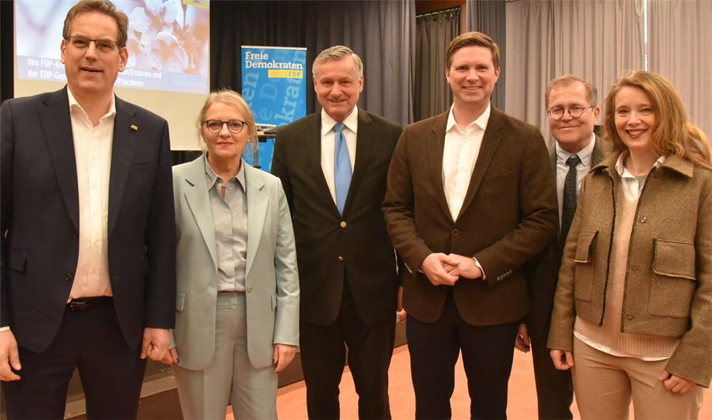 Erik Schweikert (v.li.), Gemeinderatsmitglied Monika Descharmes, Hans-Ulrich Rülke, Florian Toncar, Rainer Semet und Gemeinderatsmitglied Andrea Pachaly-Szalay. Foto: Bott