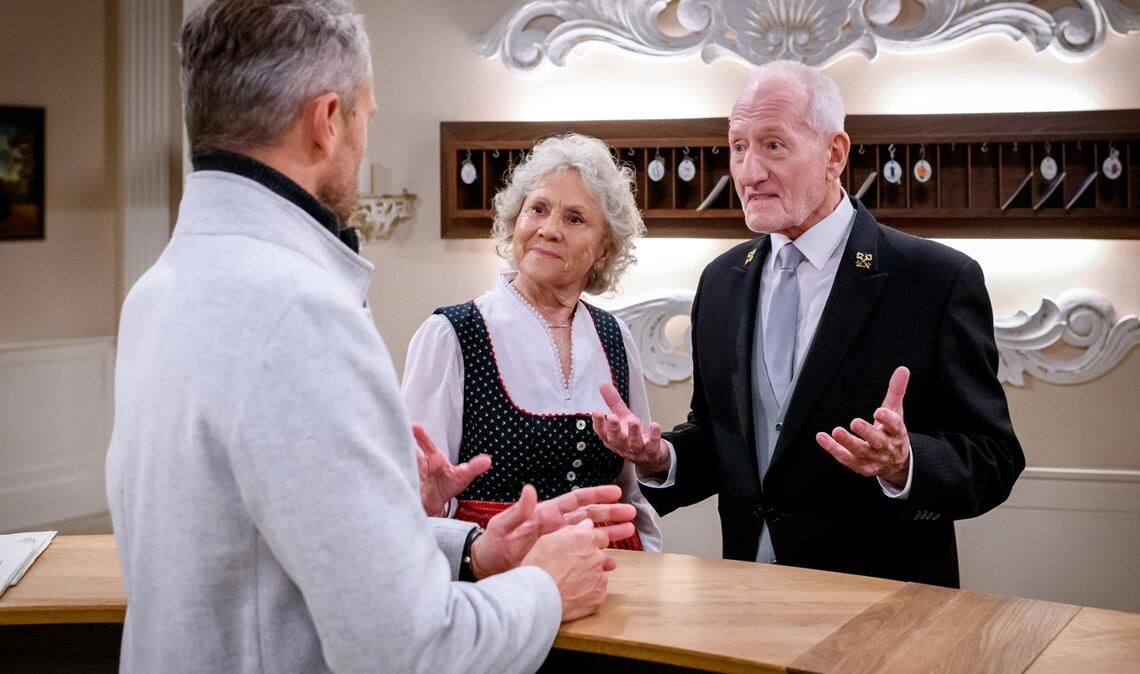 Erik (Sven Waasner, l, mit Antje Hagen, M. und Sepp Schauer, r.) bringt sich als Alfons‘ Nachfolger ins Spiel.