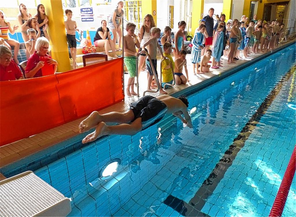 Erik Vasile von der Uhlandschule Mühlacker hebt ab. Silvia Säuberlich (vorne) und Bärbel Seifried machen ihren Job als Zielrichterinnen. Fotos: Roth