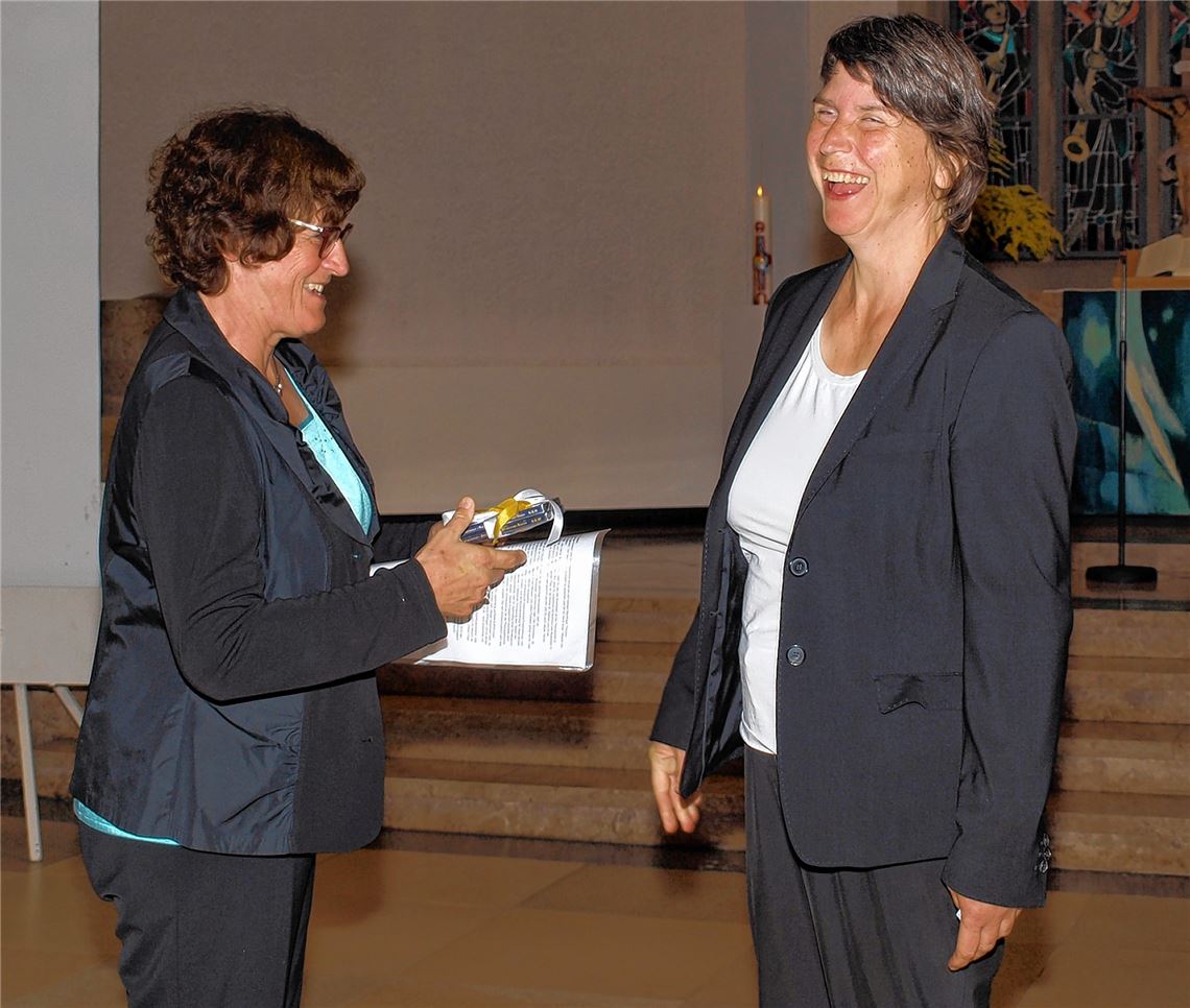 Erika Budday (li.) überreicht Christiane Sauter-Pflomm ein Abschiedsgeschenk.Filitz