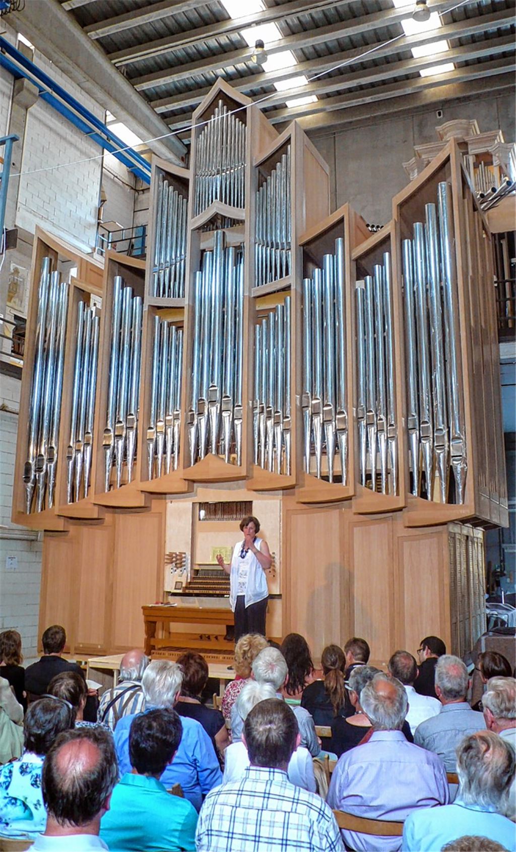 Erika Budday präsentiert die neue Klosterorgel beim Werkstattkonzert in Spanien.