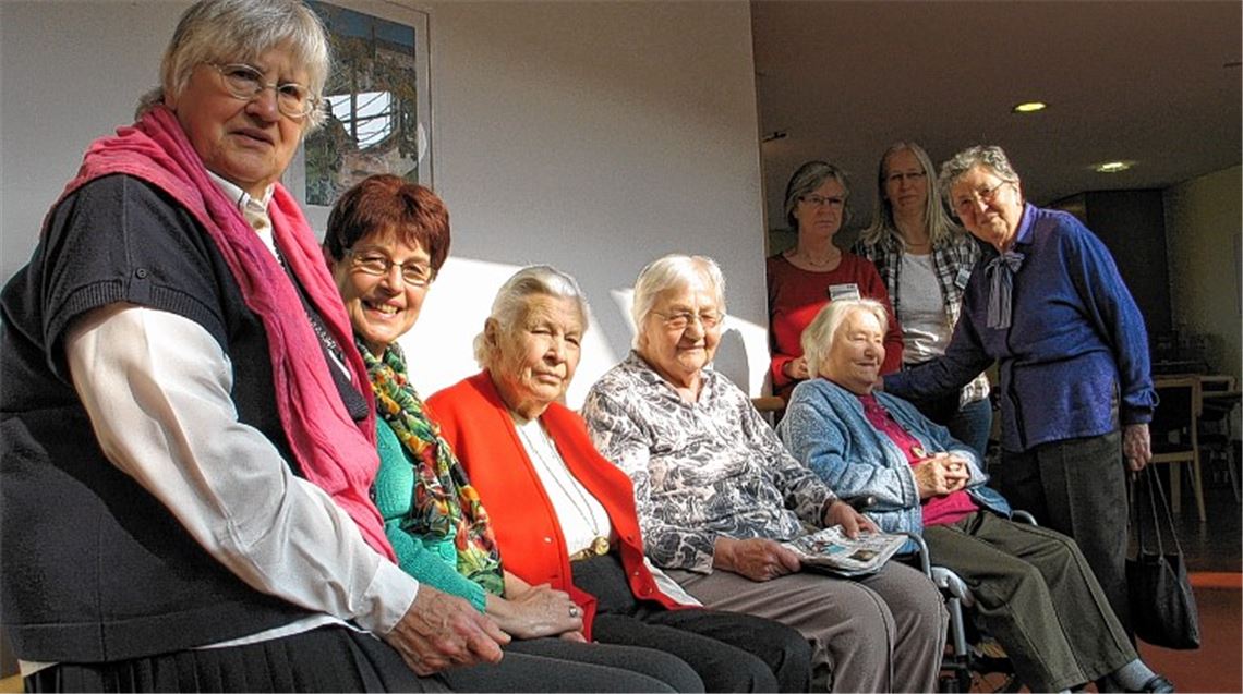 Erika Gerlach, Rosemarie Königer (v.li.), Marianne Reich, Elke Oelker und Margot Bakülü (stehend v.re.) engagieren sich freiwillig.