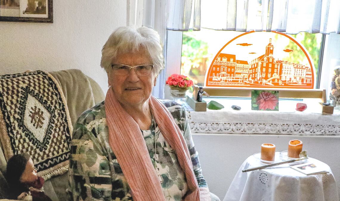 Erika Gerlach an ihrem 80. Geburtstag – mit einem Lichterbogen aus Schmölln, der ihr genauso wie die Partnerstadt in Thüringen besonders am Herzen lag. Foto: Archiv