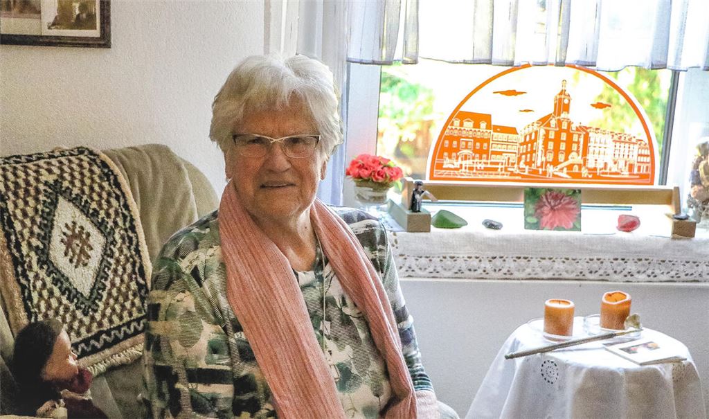 Erika Gerlach an ihrem 80. Geburtstag – mit einem Lichterbogen aus Schmölln, der ihr genauso wie die Partnerstadt in Thüringen besonders am Herzen lag. Foto: Archiv