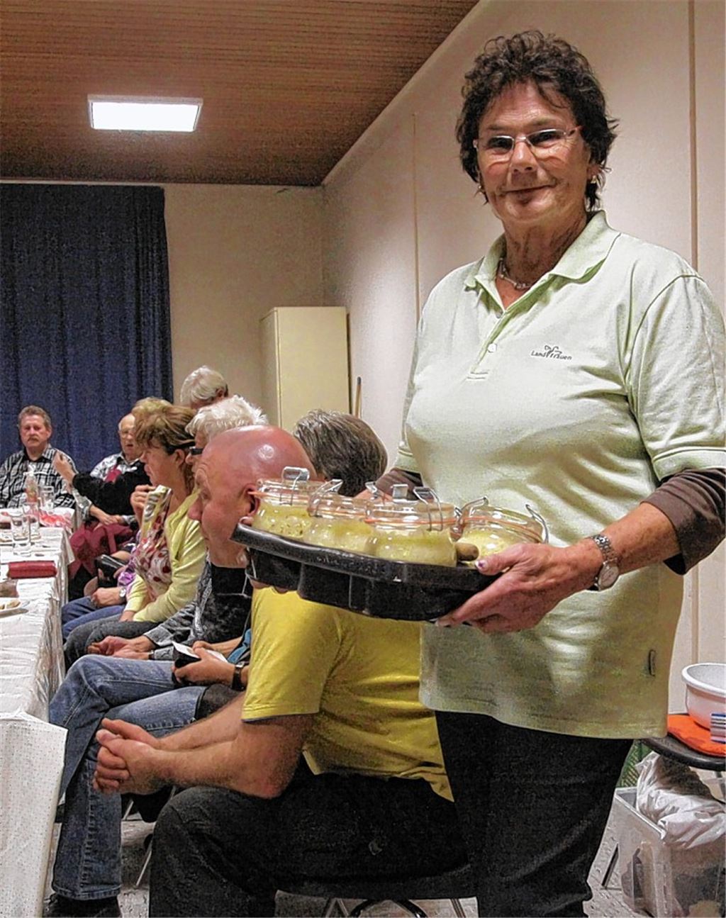 Erika Müller im Einsatz als Mühlhäuser Landfrauen-Vorsitzende: Regelmäßig organisiert sie Vortrags- und Informationsabende. Serviert werden in der Enztalhalle nicht nur Themen, sondern wie in diesem Fall auch Handfestes in Form von herzhaftem Sauerkraut.