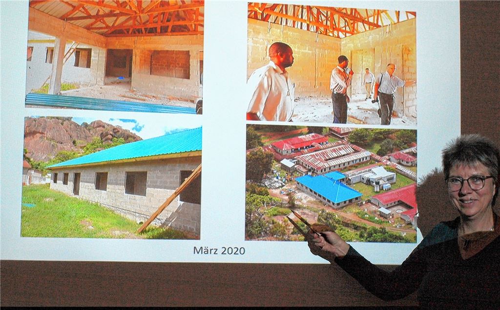 Erinnerung an Dr. Erhard Kirschbaum: Vorsitzende Angela Gewiese berichtet über den aktuellen Stand des Neubaus des OP-Gebäudes.Filitz