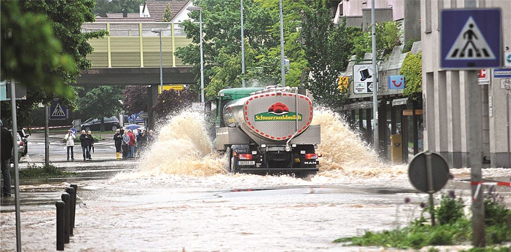 Erinnerung an den Juni vor neun Jahren, als nach einem Unwetter weite Teile der Illinger Ortsmitte unter Wasser standen. Fotos: Stahlfeld