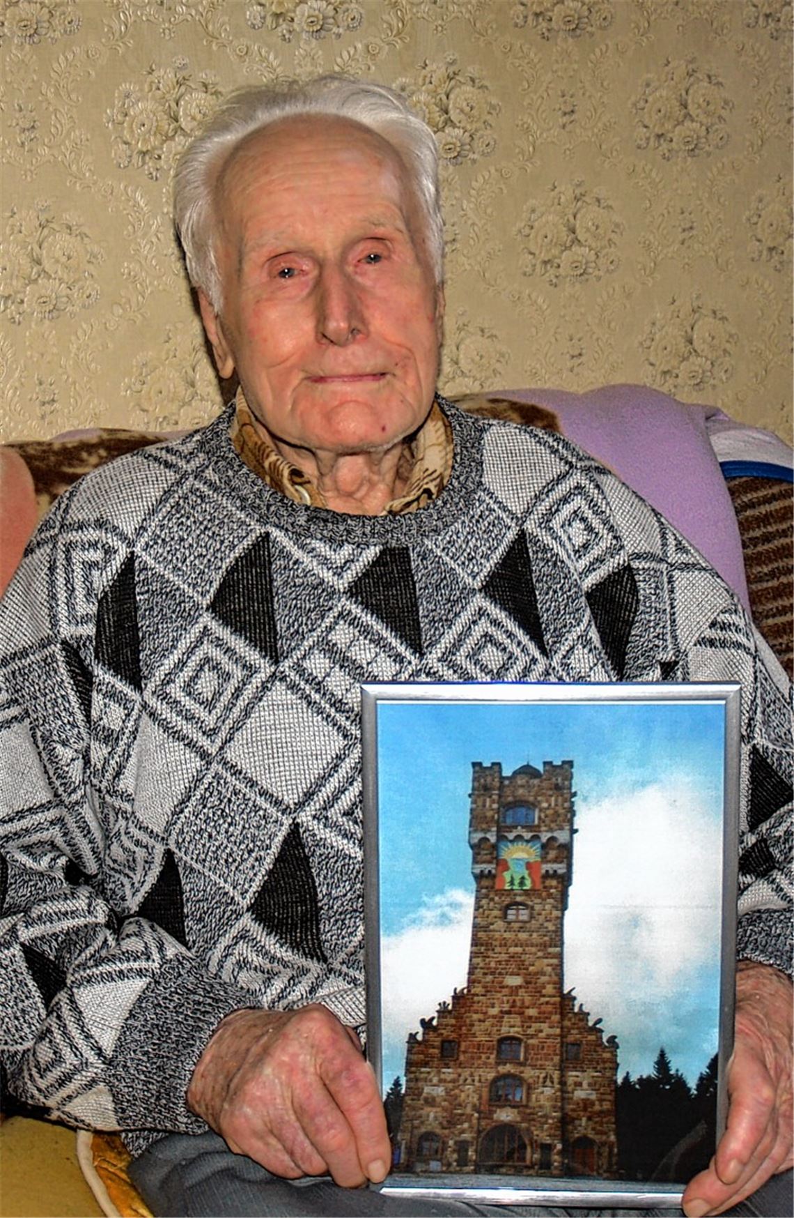 Erinnerung an die alte Heimat: Ernst Wiche mit einem Foto des Altvaterturms.