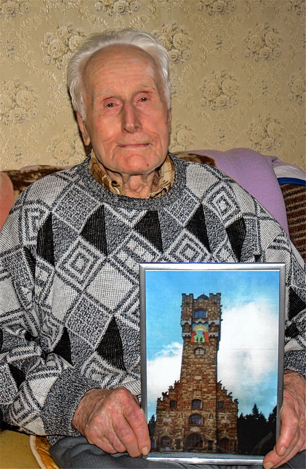 Erinnerung an die alte Heimat: Ernst Wiche mit einem Foto des Altvaterturms.