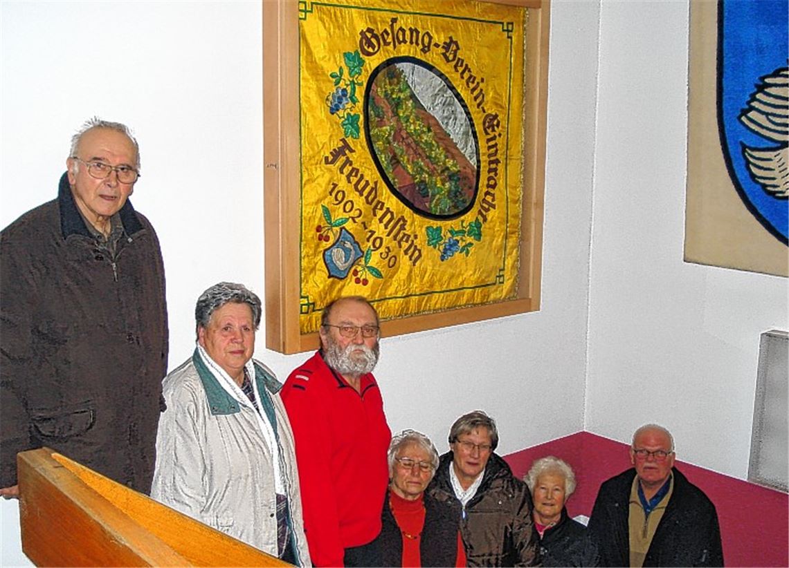 Erinnerungen: Im Rathaus präsentieren die (ehemaligen) Sänger ihre Vereinsfahnen.