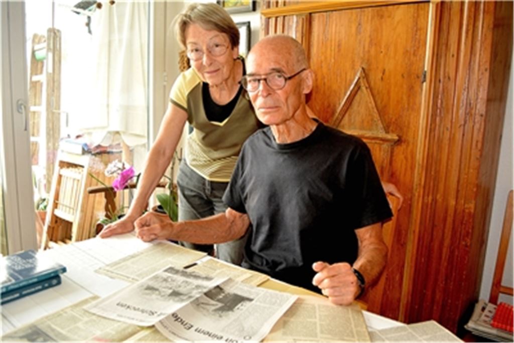 Erinnerungen: Susanne und Wolfgang Rieger vom Historisch-Archäologischen Verein Mühlacker studieren Berichte zum Kriegsende in der Region. Foto: Stahlfeld