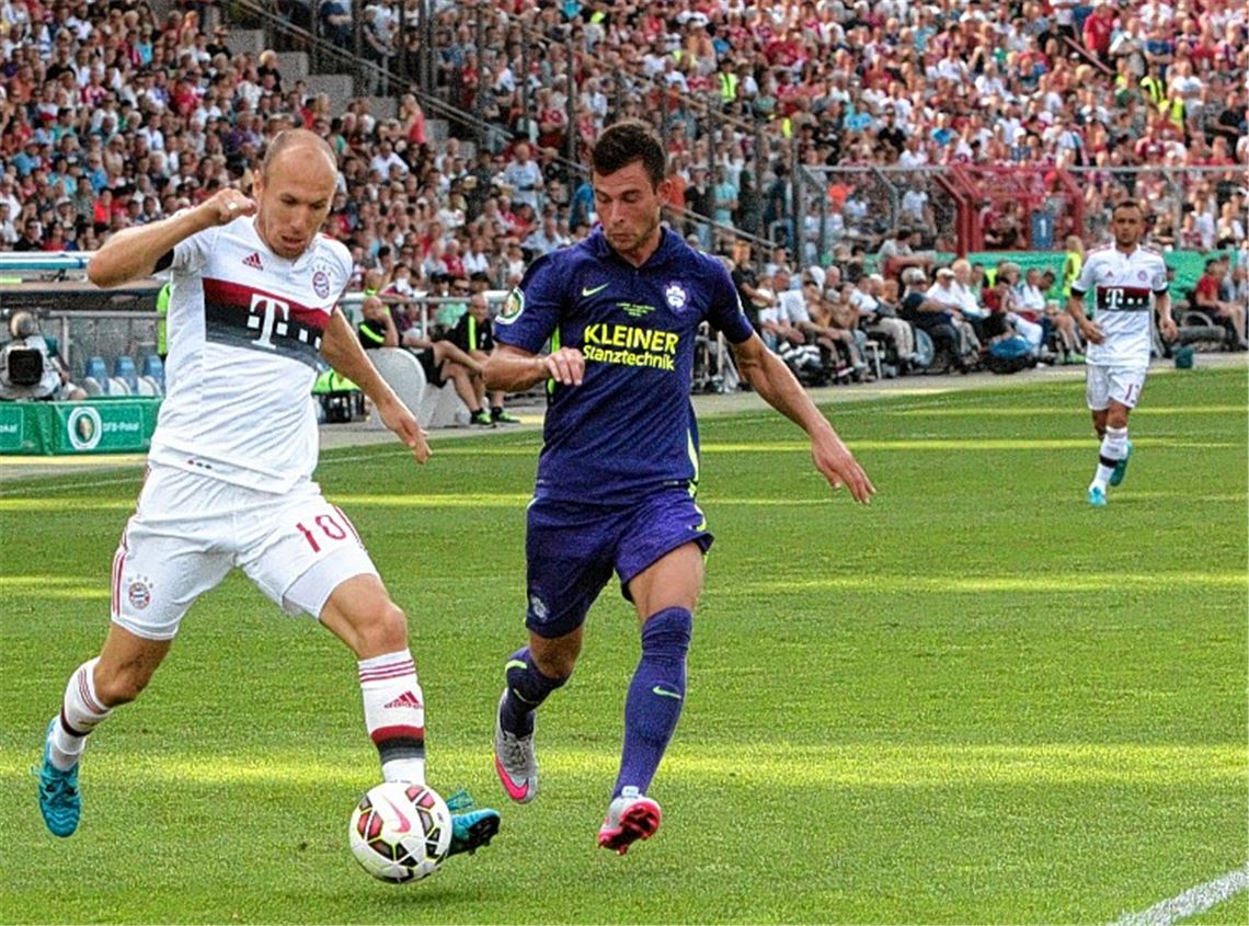 Erinnerungen an das Pokalspiel gegen den FC Bayern München vor rund fünf Jahren: Der Nöttinger Mario Bilger, der seinen Vertrag verlängert hat, im Laufduell mit Arjen Robben.Archivfoto: Huber