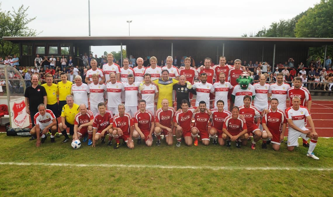 Erinnerungen an den ersten Auftritt der VfB-Traditionself in Maulbronn: Auch 2016 spielten die Ex-Profis gegen eine AH-Kreisauswahl und für den guten Zweck.