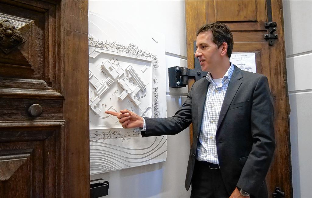 Erinnerungen an die Anfänge: Anstaltsleiter Frank Jansen zeigt die massiven Holztüren, die noch aus der alten Anstalt in Ludwigsburg stammen und ein Modell der heutigen Anlage verbergen.Friedrich