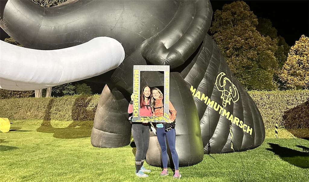 Erinnerungsbild mit Mammut: Manuela Fischer und Nora Böpple (re.).