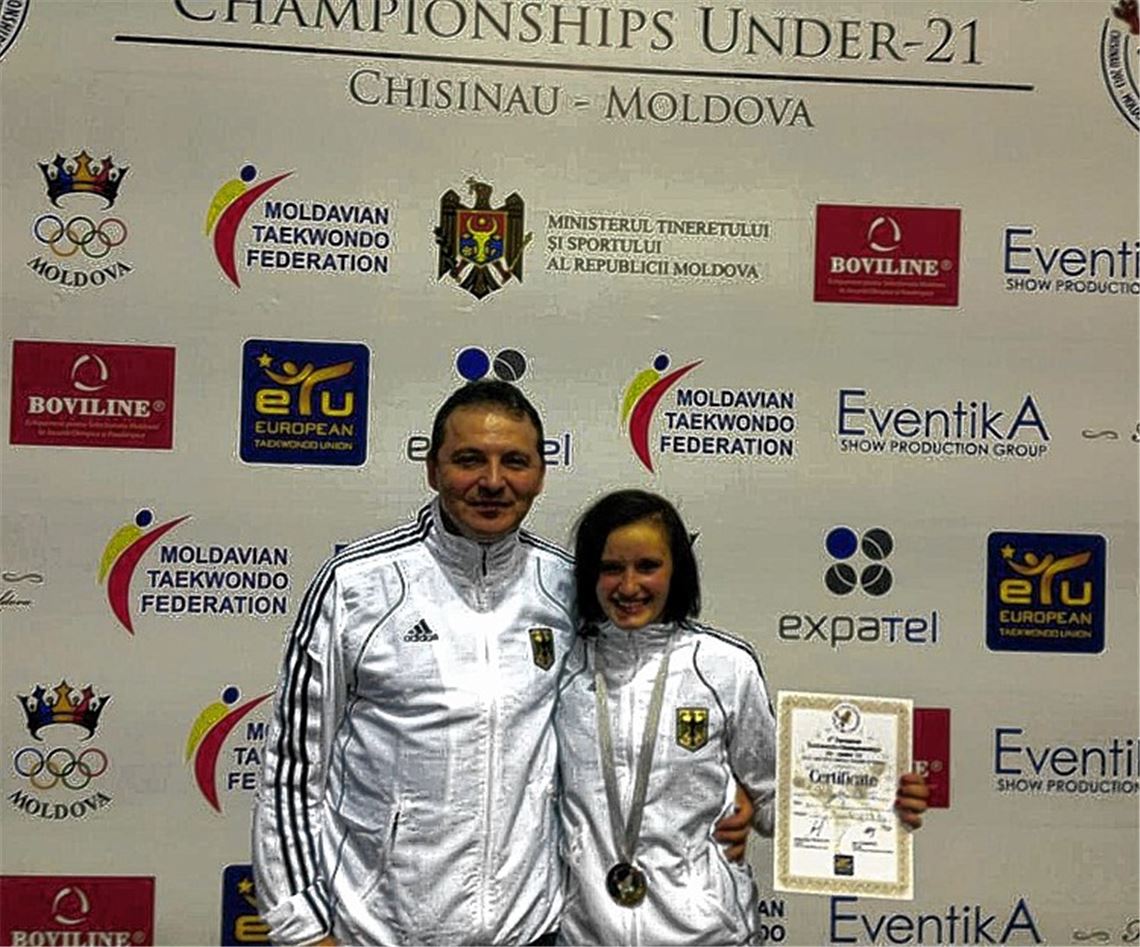 Erinnerungsfoto mit der Handykamera: Roxana Nothaft und Bundestrainer Nurettin Yilmaz strahlen über EM-Silber. Foto: privat