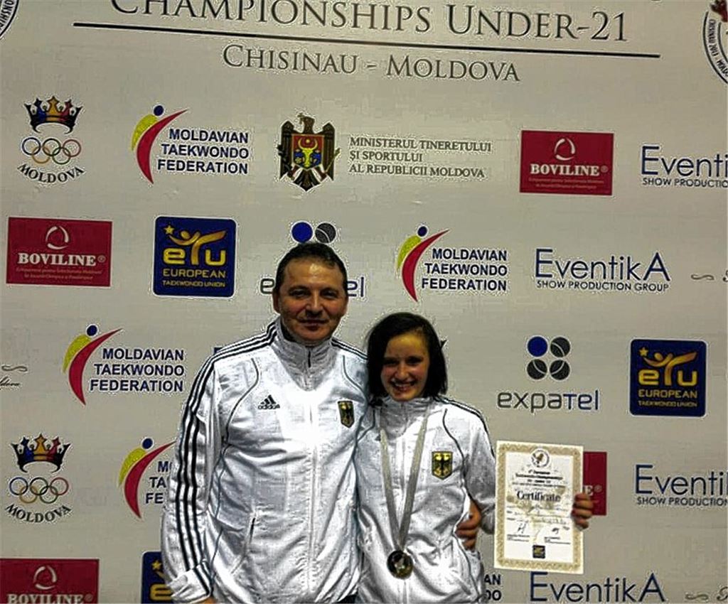 Erinnerungsfoto mit der Handykamera: Roxana Nothaft und Bundestrainer Nurettin Yilmaz strahlen über EM-Silber. Foto: privat