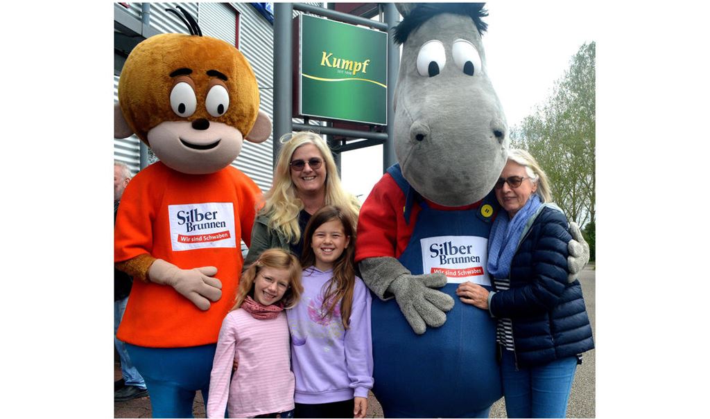 Erinnerungsfoto mit zwei – buchstäblich – großen Stars: Äffle und Pferdle sind zu Gast beim Getränkemarkt ESSIG in Illingen. Fotos: Stahlfeld