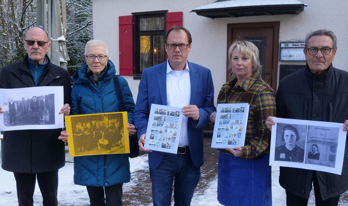 Ein wichtiges Buch zum richtigen Zeitpunkt Erinnerungskultur gegen Extremismus: Dafür treten Gerhard und Brigitte Brändle, Kai Burmeister, Susanne Nittel und Jürgen Schroth (v. li.) bei der Vorstellung des Buches über Zwangsarbeiter in der Region während des Dritten Reiches ein. Foto: Friedrich